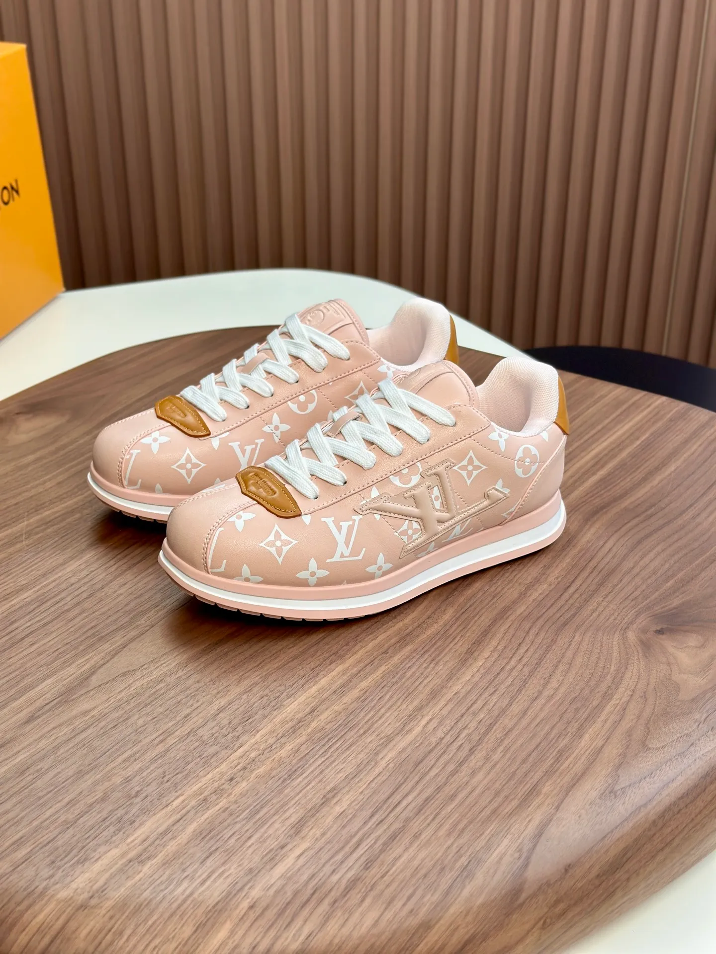 Factory direct sale ¥700💰Full set of packaging💰Top version LV-Louis Vuitton-Classic catwalk new style 1:1 developed replica of the original version! ! The upper foot is very comfortable. It is made of luxurious materials and fine workmanship. The midsole is printed with English letters "Made in Europe". The upper is made of calfskin imported from Italy. The side is decorated with the brand's LOGO and signature. The latest latex foot pads and mesh lining make the foot feel super comfortable. The original two-color TPU combination outsole is specially provided by the original factory. Bag technology Goodyear stitched edges Fabric: Exclusive custom first-layer cowhide Accessories: Exclusive private model Vuitton logo, lining: Customized silk mesh lining - first-layer silk cowhide lining Outsole: TPU combination outsole wear-resistant, non-slip and anti-yellowing Foot pads: new latex pads-mesh sweat-absorbent Counter technology: fully computerized sewing machine wire drawing Toe box back cover Hot and cold shaping Full set of pull-top last with medium and low logo pattern Counter packaging - Shoelaces, certificates, cards, instructions, certificates of quality, dust bags, the most comprehensive packaging on the Internet, men's size 339-44 (38/45 custom-made, non-refundable!